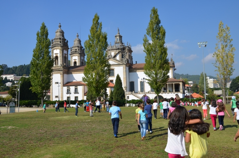 Crianças em diversas atividades desportivas no Parque do Mosteiro