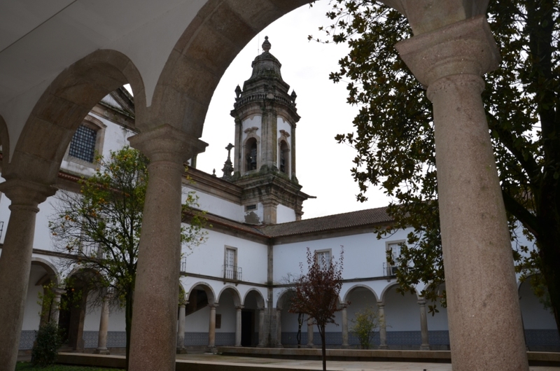 Claustros do Mosteiro de S. Miguel de Refojos - edifício da Câmara Municipal