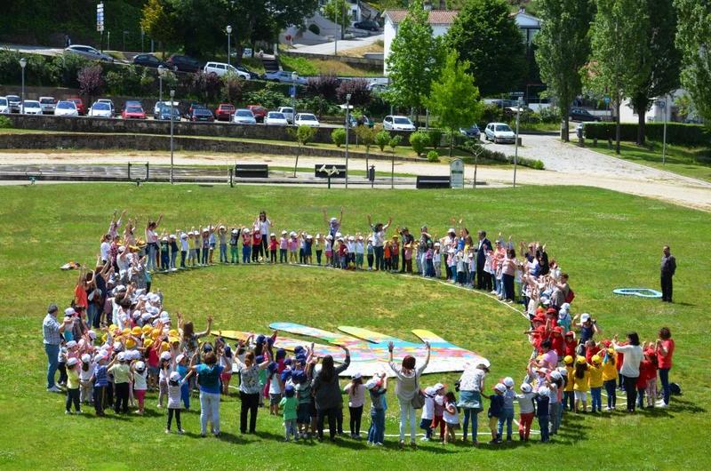 CPCJ junta mais de 250 crianças na construção de Puzzle Gigante