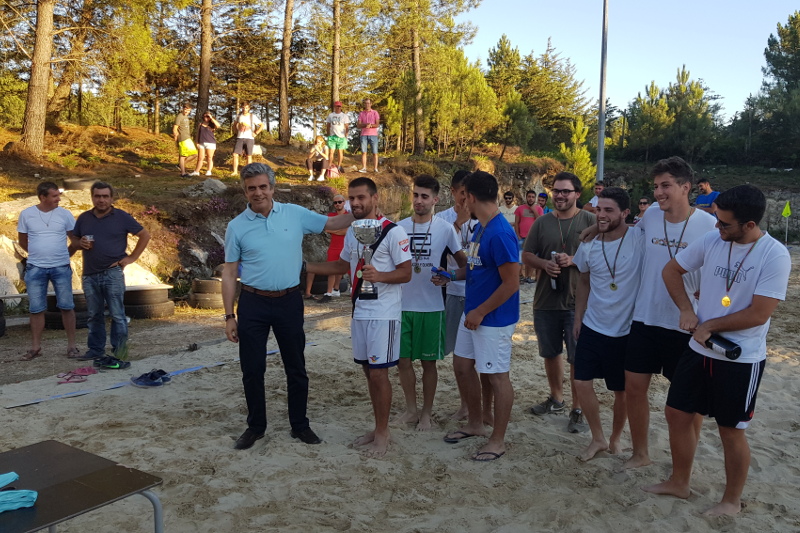 Presidente da Câmara entrega troféu ao vencedor do Oural Beach Soccer