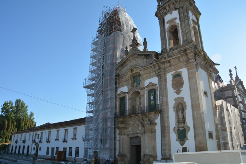 Fachada principal e torres da Igreja do Mosteiro de S. Miguel de Refojos reabilitadas