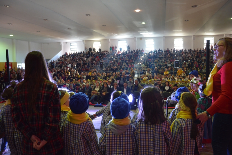 Centenas de crianças das escolas cantaram os Reis
