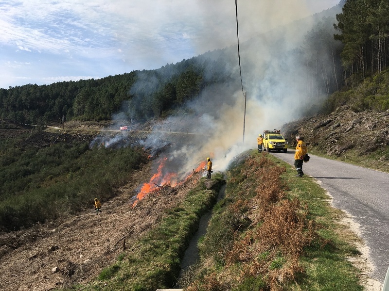 Ação de fogo controlado no perímetro da Serra da Cabreira