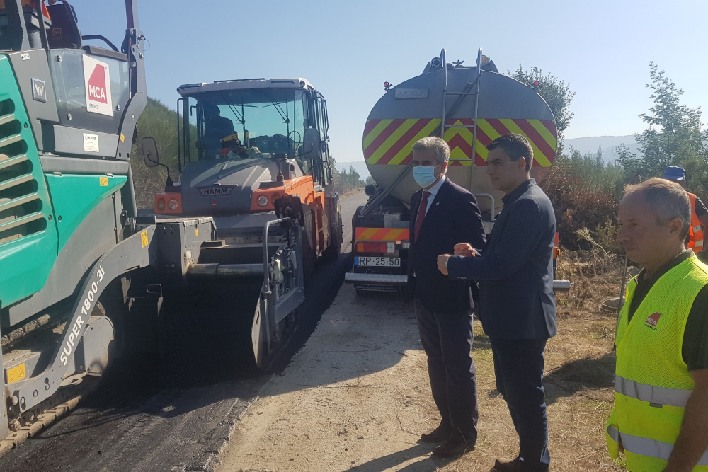 Presidente acompanhou trabalhos de pavimentação da estrada municipal 518
