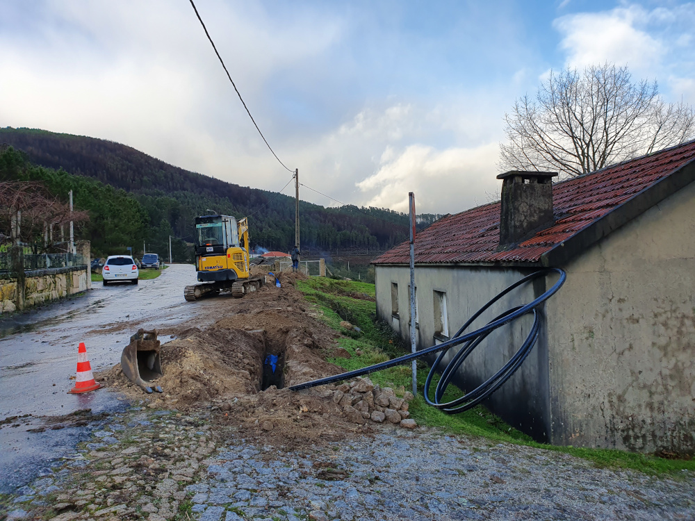 Rede de abastecimento de água da aldeia de Torneiro em obras