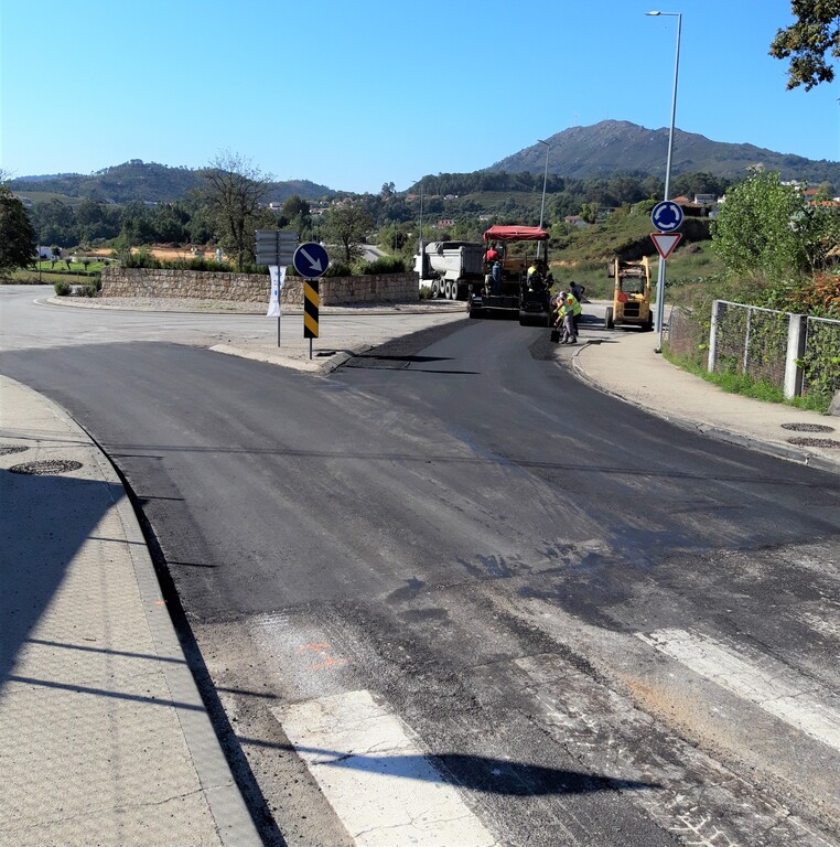 Reparações na Av. D. Manuel I, estrada Lamas-Barbeito-Sobreira