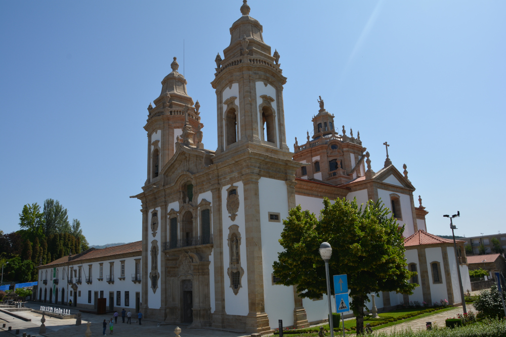 Câmara Municipal e Mosteiro de S. Miguel de Refojos