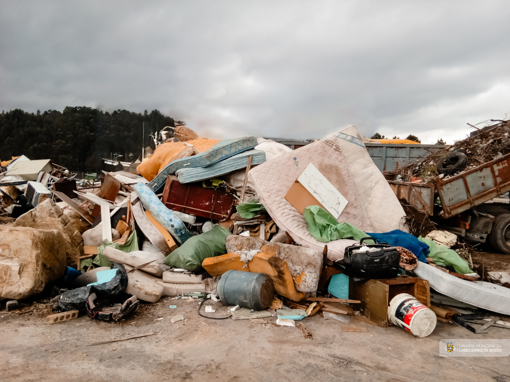 Vinte e quatro toneladas de resíduos recolhidos em lixeiras clandestinas