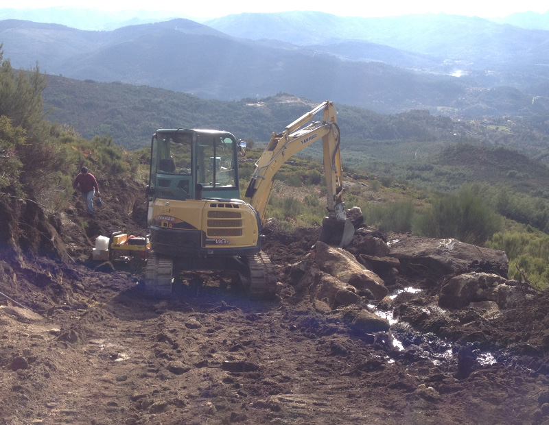 Construção de conduta para reforço de abastecimento de água em Moimenta - Cavez