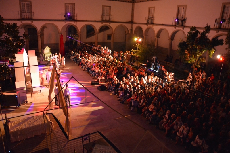 Teatro junta mais de 600 pessoas nos Claustros do Mosteiro