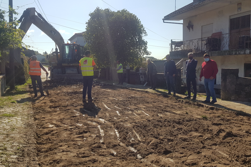Leia mais sobre Presidente da Câmara visitou obra de pavimentação de estrada em Bucos