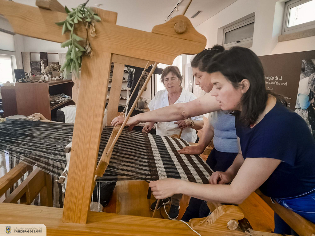 Mulheres de Bucos partilham saberes e arte na Casa da Lã em Dia dos Monumentos e Sítios