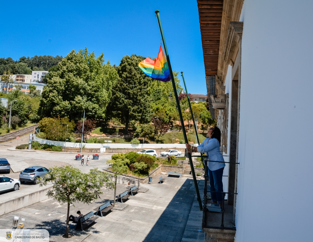 Vereadora hasteou bandeira arco-íris nos Paços do Concelho