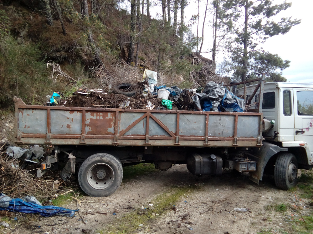 Vinte e quatro toneladas de resíduos recolhidos em lixeiras clandestinas