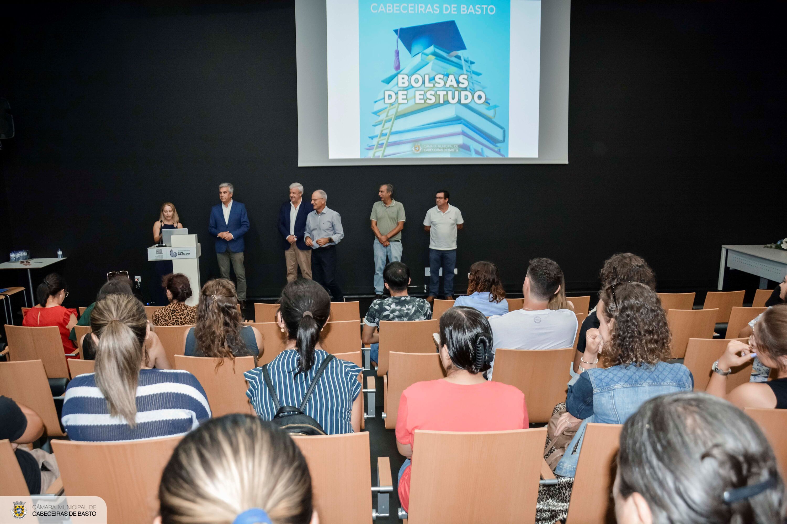 Presidente da Câmara entregou bolsas de estudo a mais de 100 estudantes