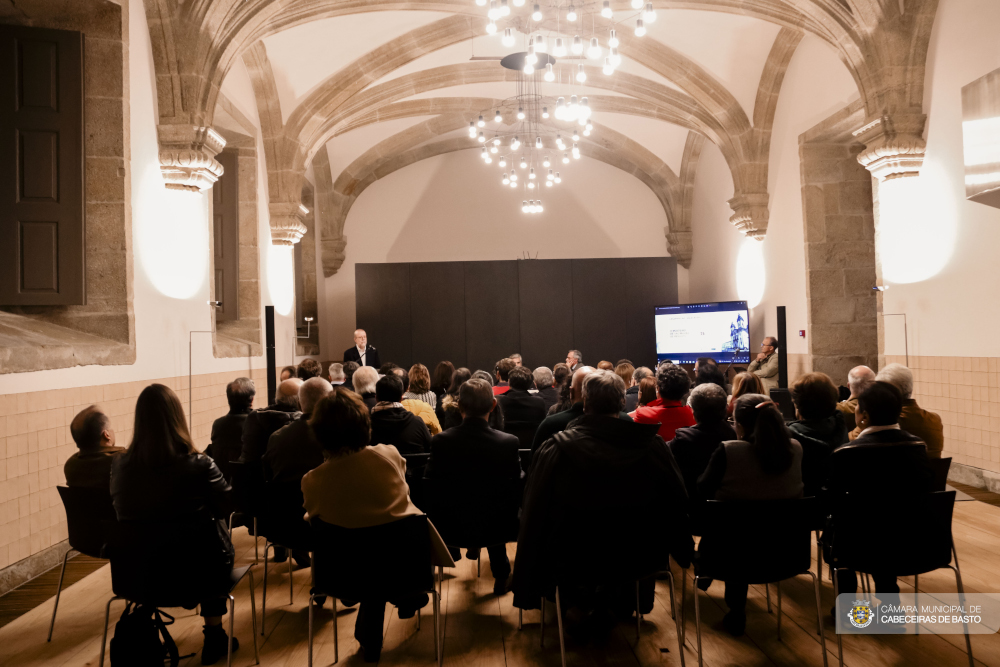 Câmara Municipal lança 2.ª edição do livro sobre o Mosteiro com sala cheia