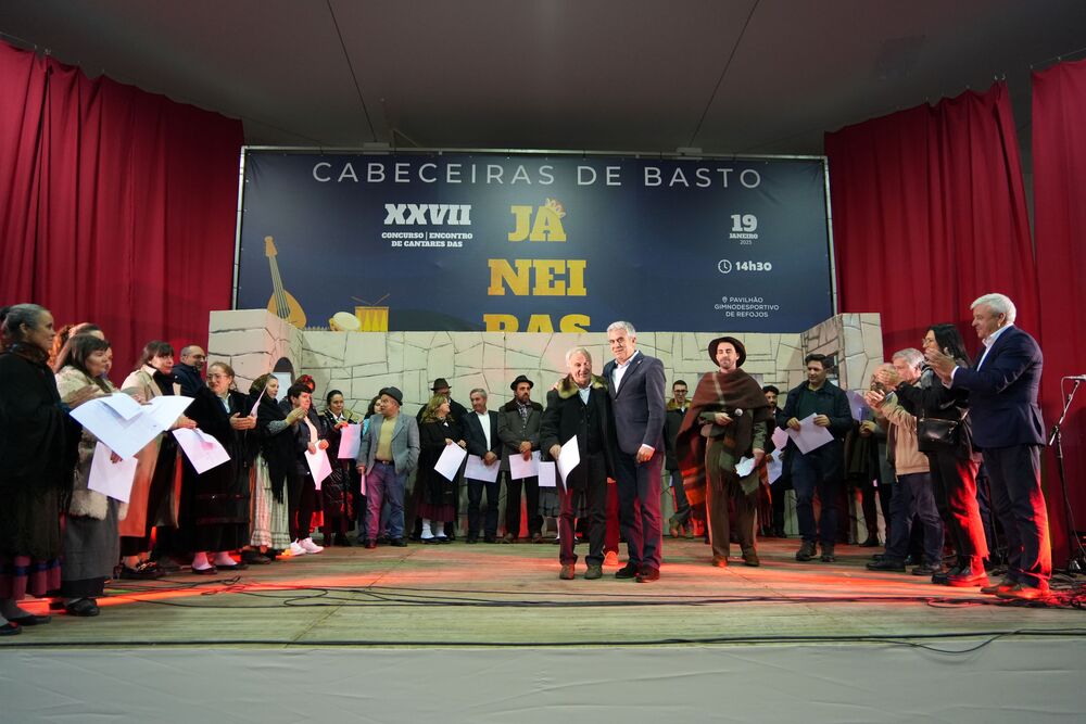 Presidente entrega prémio aos Cantadores do Grupo Desportivo Cavez