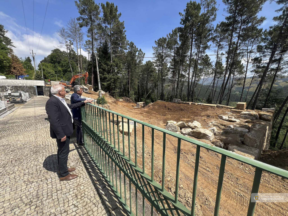 Presidente da Câmara visitou obras de alargamento do Cemitério Municipal de Refojos