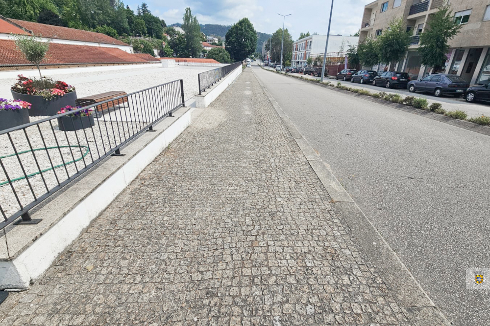 Repavimentação de passeio na Avenida Dr. Francisco Sá Carneiro