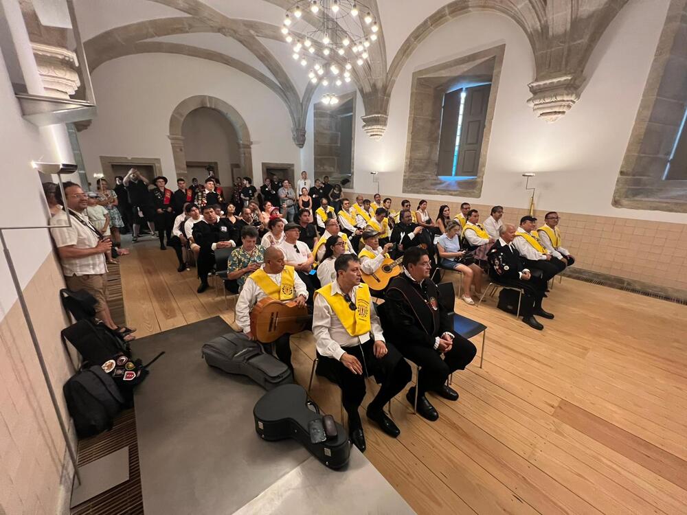Leia mais sobre Presidente da Câmara recebeu Tunas no Claustro do Mosteiro