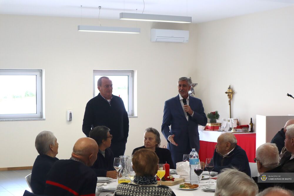 Leia mais sobre Presidente da Câmara no convívio de Natal da delegação do Arco de Baúlhe da CVP
