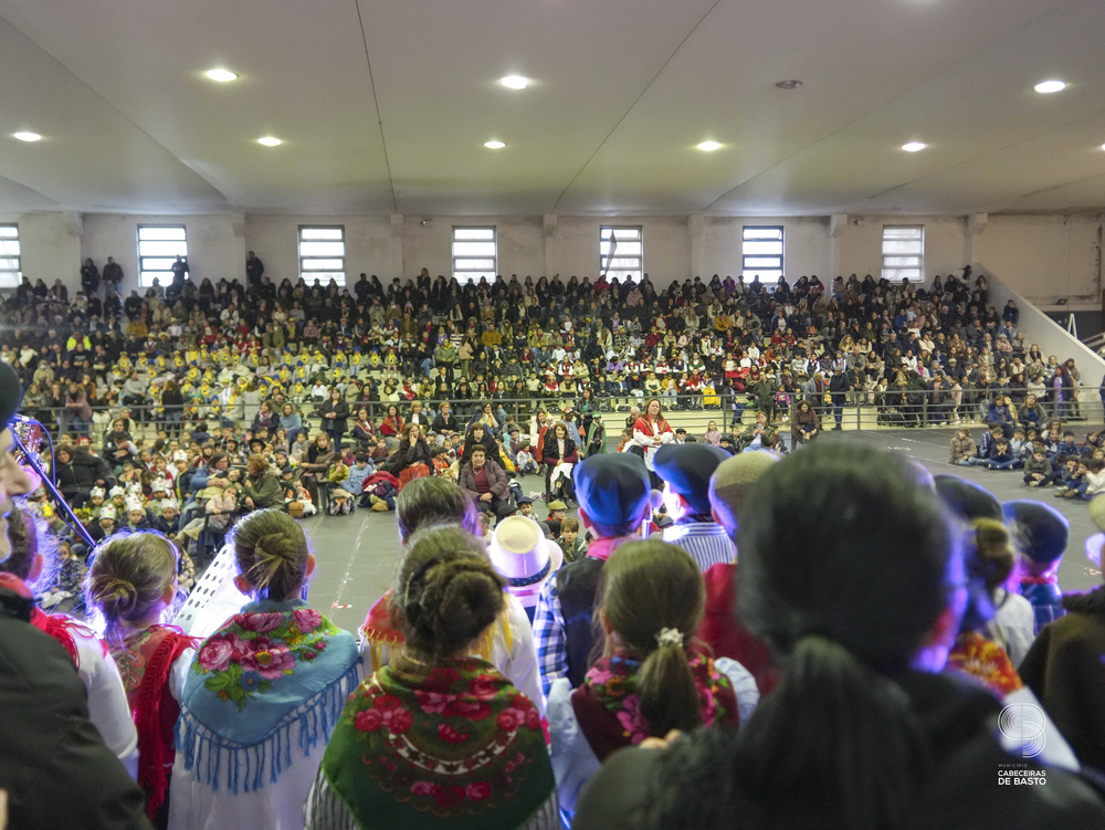 Escolas cantaram os Reis