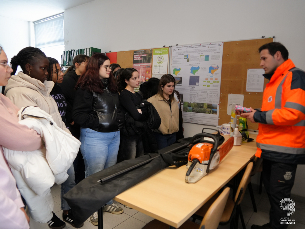 Leia mais sobre Turma do 10.º ano do Colégio visita Serviço Municipal de Proteção Civil